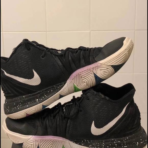 Nike Kyrie 5 Black Magic - Picture 2 of 3